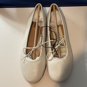 No Boundaries white flats